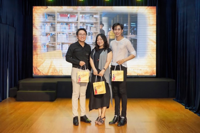 55.Anh Nguyen Minh ao đen - Ca si dien vien Phan Gia Huy ao trang va Bien kich Diem Thuyen