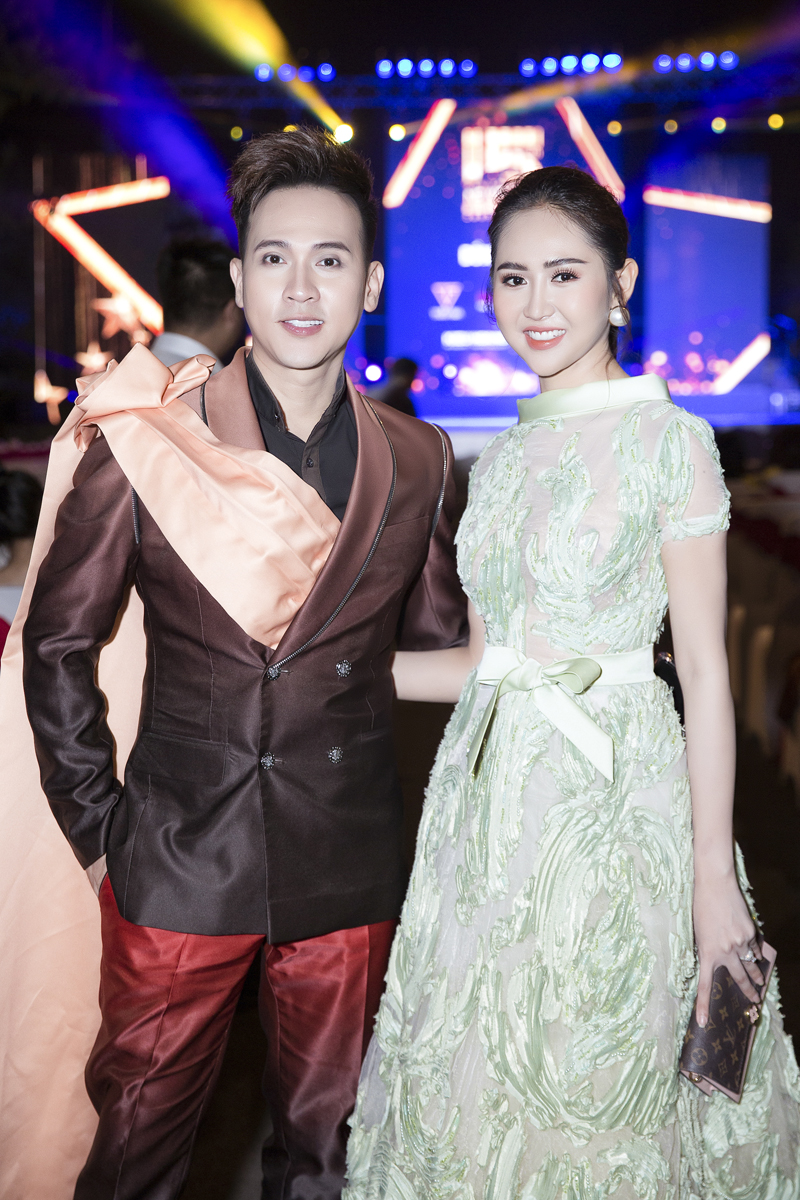 805.A hau Truc Ny - ca sy Nguyen Vu h2