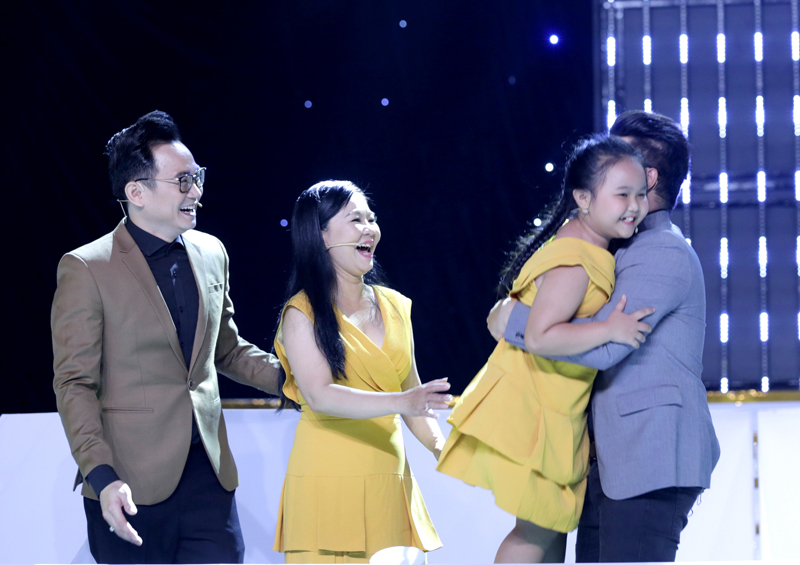 997.Host Hamlet Truong - MC Phuong Hieu va 2 me con be Kim Thu 1