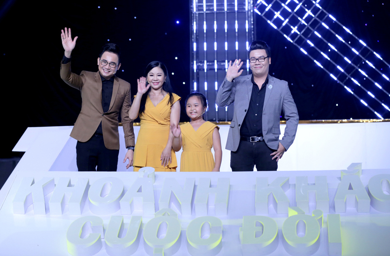 997.Host Hamlet Truong - MC Phuong Hieu va 2 me con be Kim Thu 2