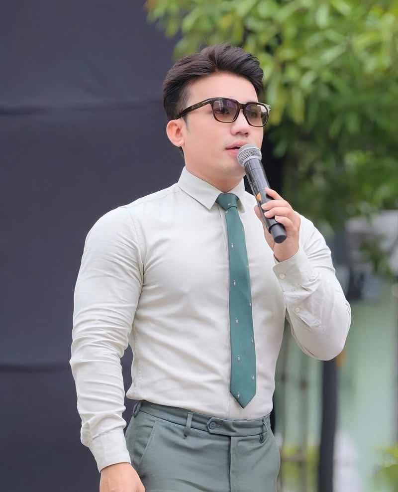 1z.891.MC-dao-dien-anh-duc-6