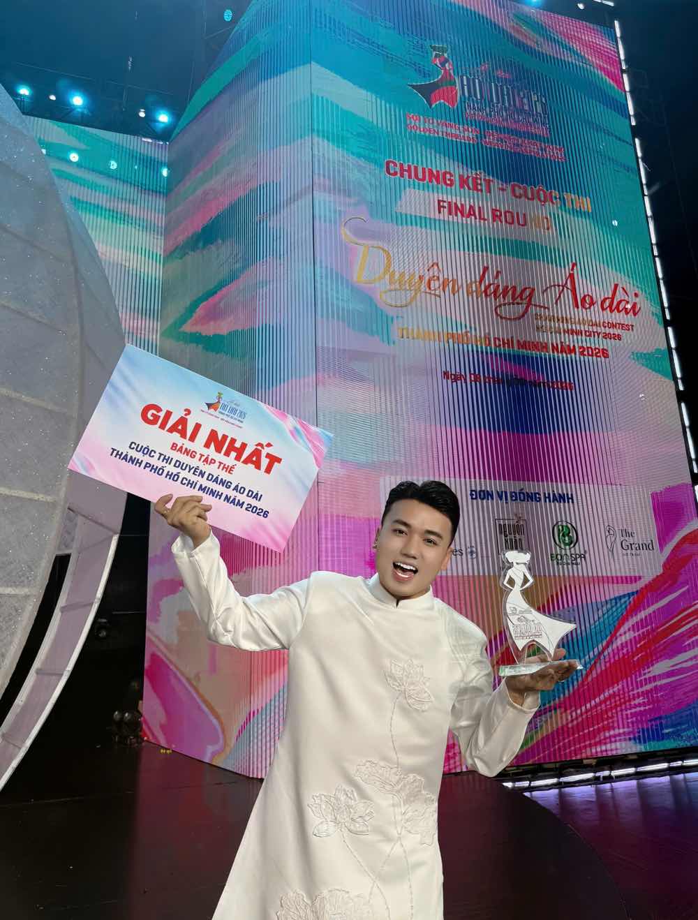 1z.893.MC-Anh-Duc-truyen-thong-spotlight-vietnam-8