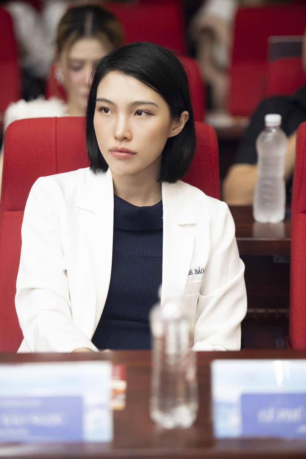 1a.218.Thac-si-bac-si-ck1-pham-tran-bao-ngoc-lam-giam-khao-hoa-hau-sinh-vien-hoa-binh-vietnam5