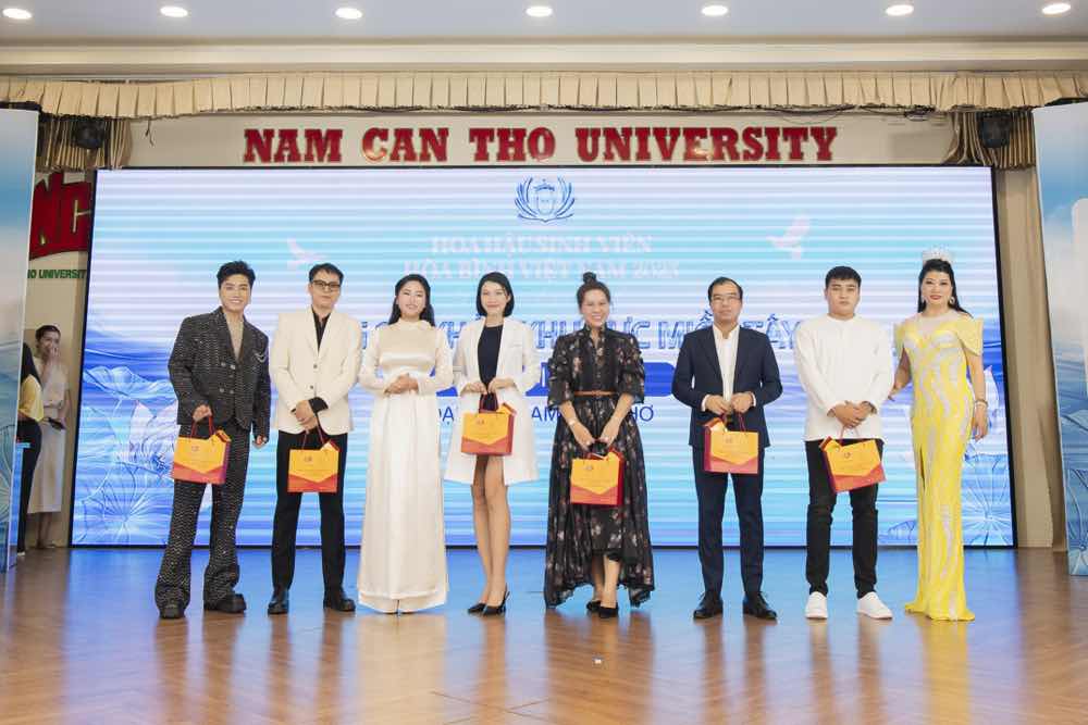 1a.218.Thac-si-bac-si-ck1-pham-tran-bao-ngoc-lam-giam-khao-hoa-hau-sinh-vien-hoa-binh-vietnam6