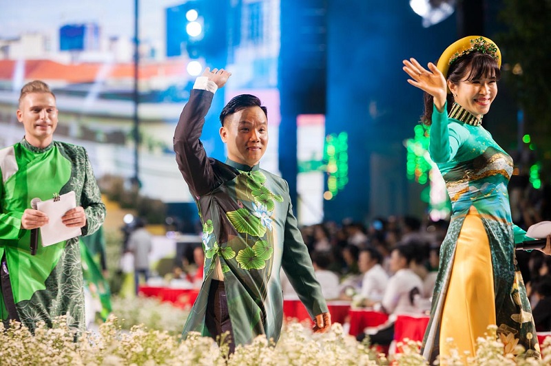 MC Quynh Hoa va NTK Viet Hung
