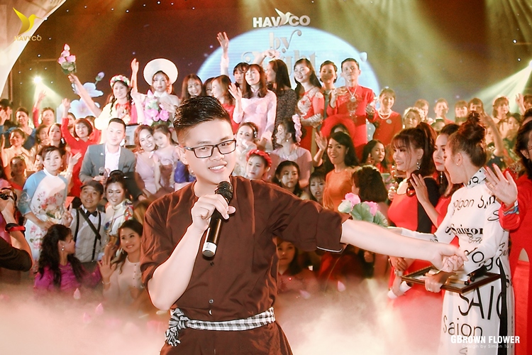 Tổng đạo diễn Simon Tứ