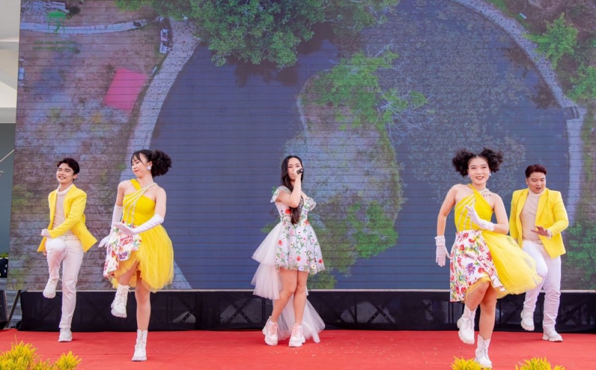 Hoa hậu sinh thái Thiếu niên Thế giới Bella Vũ kêu gọi bảo vệ môi trường biển