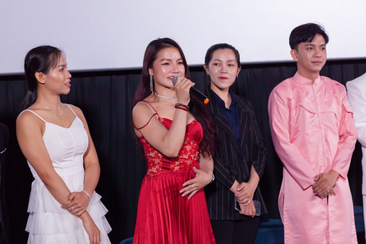 Nữ diễn viên xiếc xúc động trong buổi ra mắt Dự án nghệ thuật ''XIN''