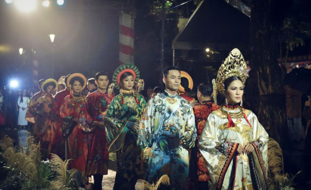 DVĐA Thùy Trang và Đinh Y Nhung đội Khánh vàng, làm Vedette trong Ngày hội Áo dài Huế