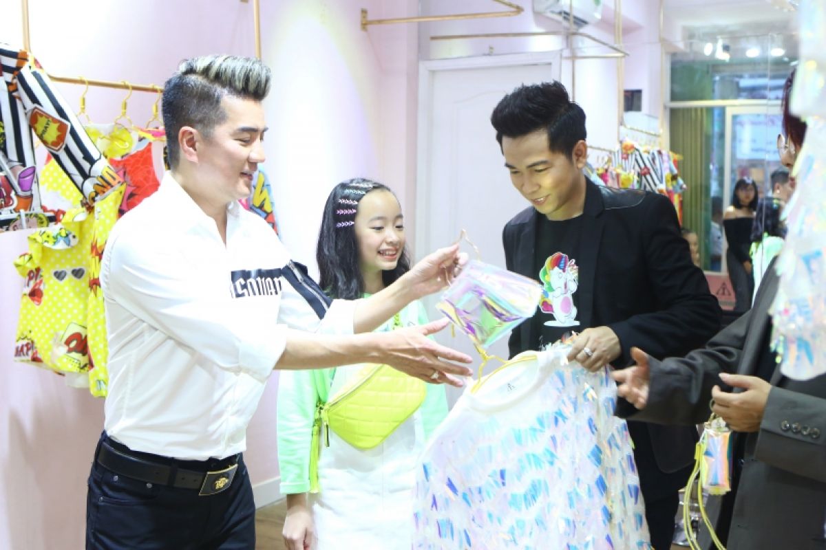 ĐÀM VĨNH HƯNG TUYỂN CHỌN MẪU NHÍ CHO BỘ SƯU TẬP MỚI CỦA NHÀ THIẾT KẾ IVAN TRẦN