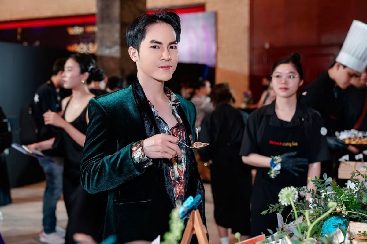 MC Hoàng Duy sánh đôi dàn mỹ nữ Vbiz tham dự Lễ trao giải Ngôi Sao Xanh 2023