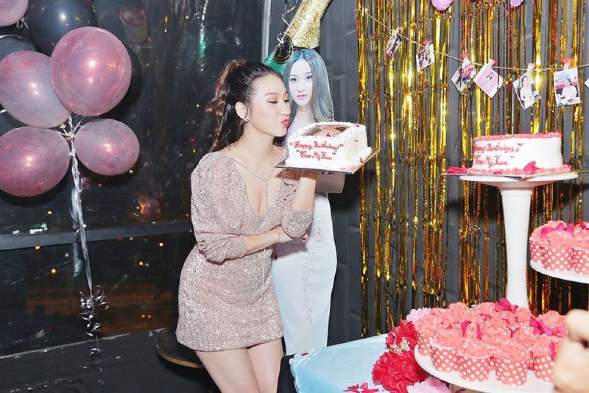Cao Mỹ Kim mừng tuổi mới tại hai địa điểm khác nhau trong một đêm