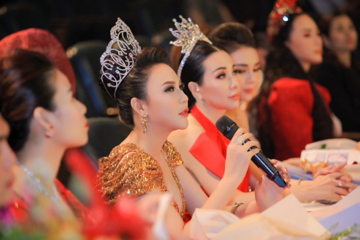 Hoa hậu Lê Đỗ Minh Thảo chúc mừng tân Hoa hậu Doanh nhân Hoàn vũ 2019