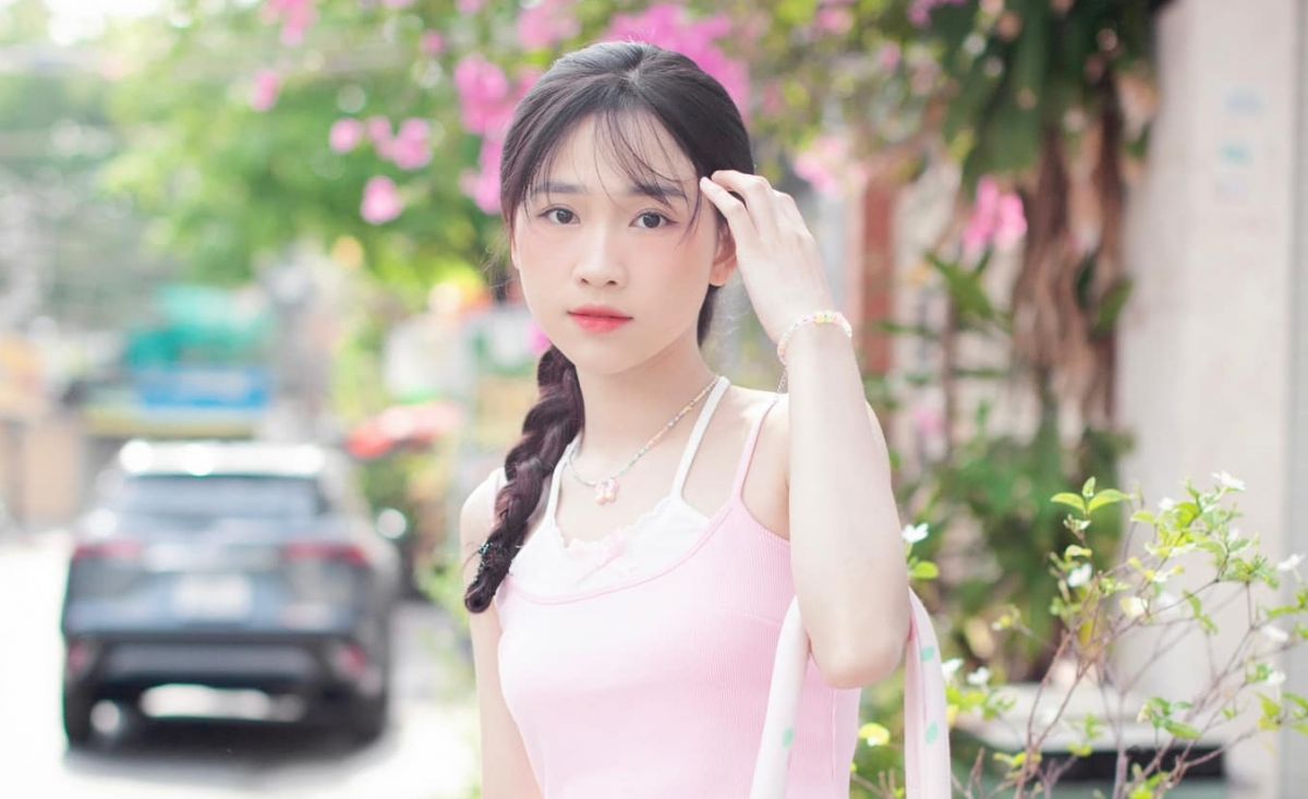 Diễn viên Hương Thảo khoe vẻ đẹp trong veo