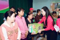 NSND Trịnh Kim Chi động vi&ecirc;n v&agrave; tặng qu&agrave; b&agrave; con v&ugrave;ng lũ