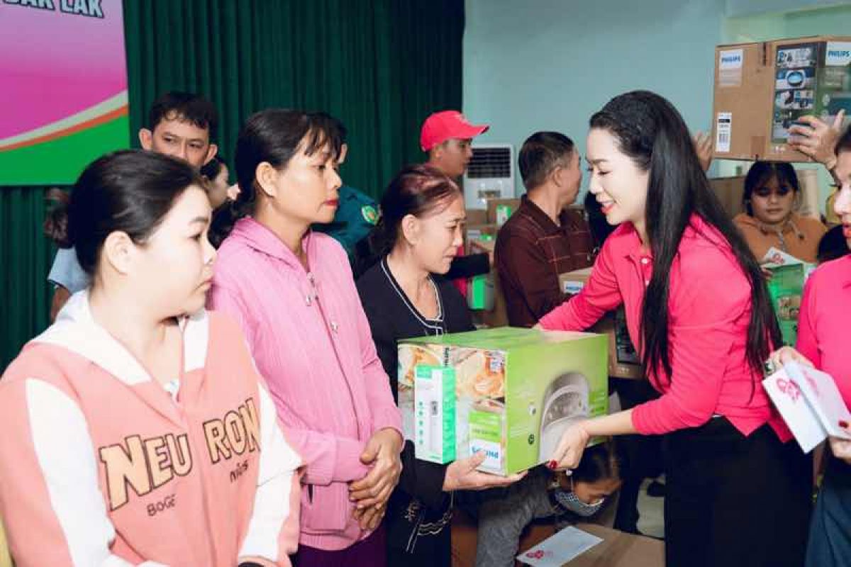 NSND Trịnh Kim Chi động vi&ecirc;n v&agrave; tặng qu&agrave; b&agrave; con v&ugrave;ng lũ