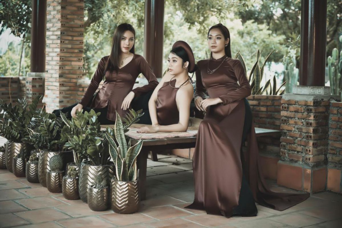 Diện trang phục Việt Hùng, Hoa hậu Huyền Trân, Thu Hồng, Trân Phạm hóa gái quê hiền thục