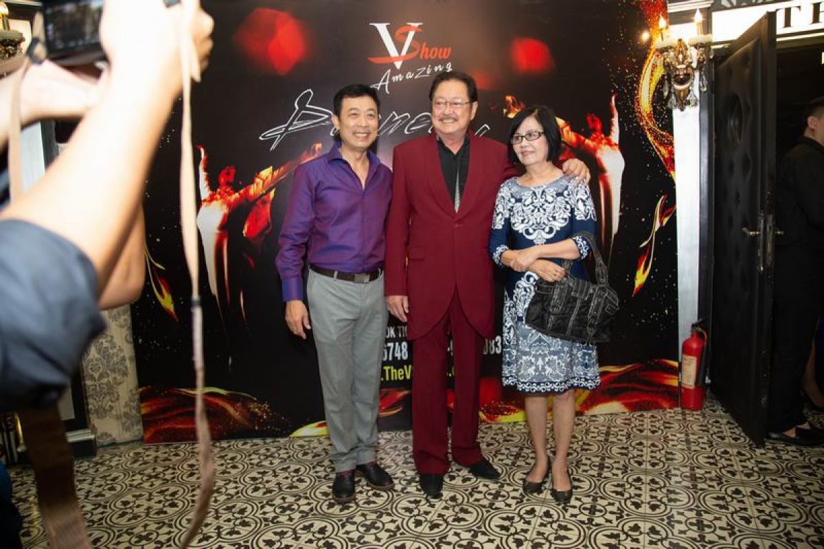 VỢ CHỒNG NGUYỄN CHÁNH TÍN ĐẾN CHÚC MỪNG VÂN SƠN RA MẮT "DINNER SHOW"