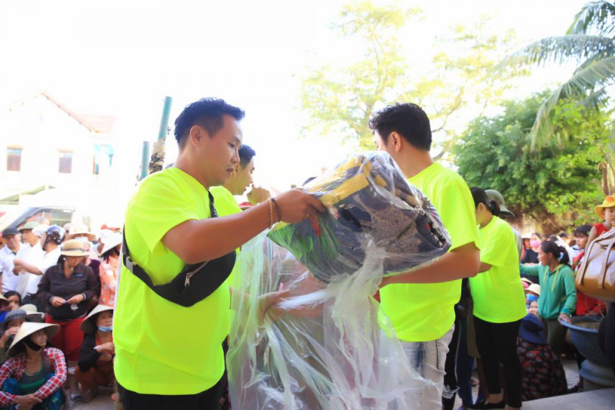 NTK Việt Hùng dành tặng gần 500 Áo dài cho các cô giáo và người dân miền trung