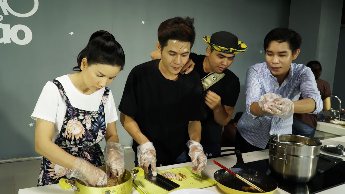 Lần đầu làm Cơm tấm bì chả, Hòa Hiệp và Bá Thắng nhận được lời khen của chủ quán cơm tấm nổi tiếng Sài Gòn