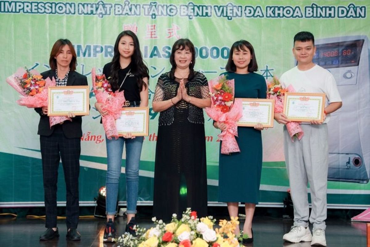 Trịnh Tú Trung, Ngọc Lan Vy phát quà tặng cho bệnh nhân nghèo ở Đà Nẵng