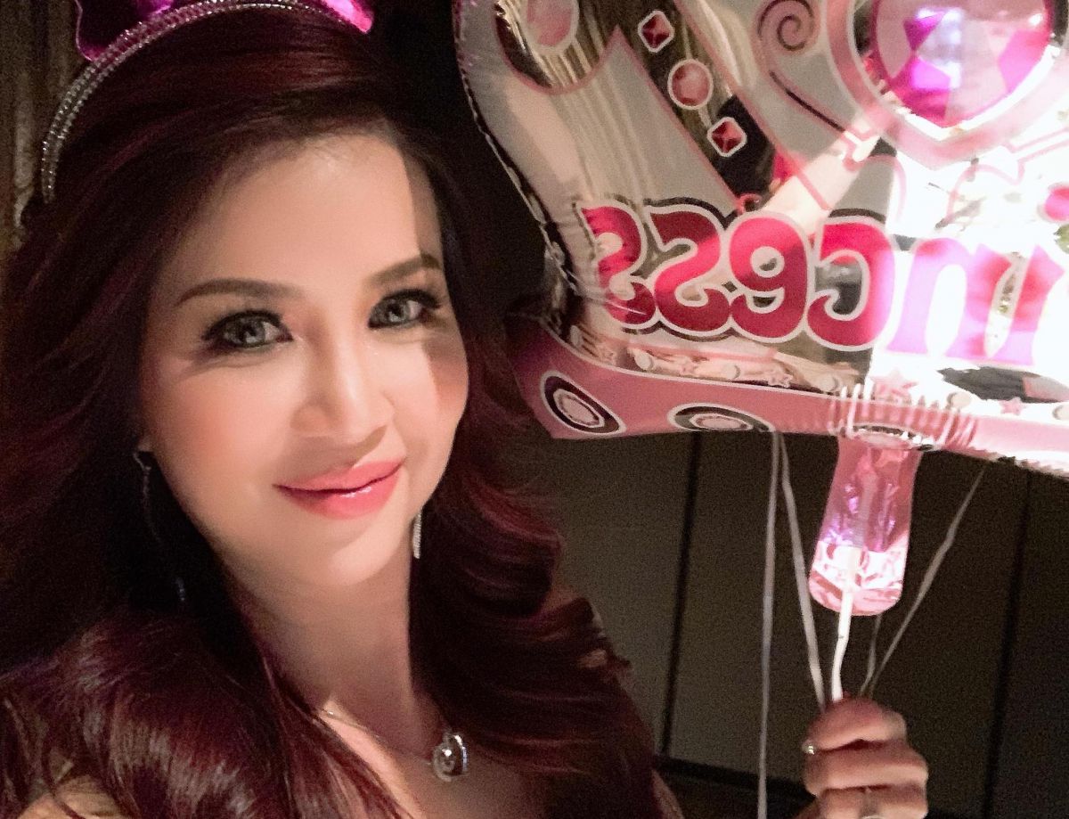 Hannah Hằng Lê đón tuổi mới với món quà "tình yêu vĩnh cữu"