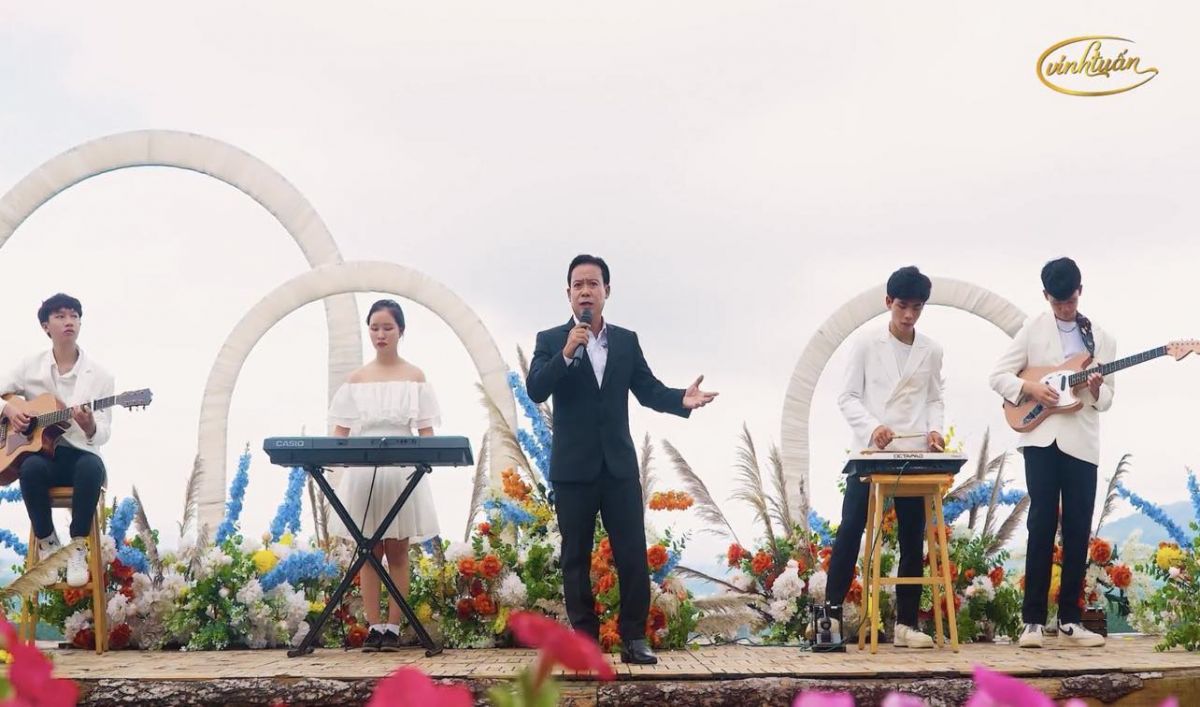 Ca sĩ Vinh Tuấn được tặng Nút bạc cho Kênh nhạc Bolero