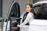 Diệp Bảo Ngọc tự lái xe dự ra mắt phim mới
