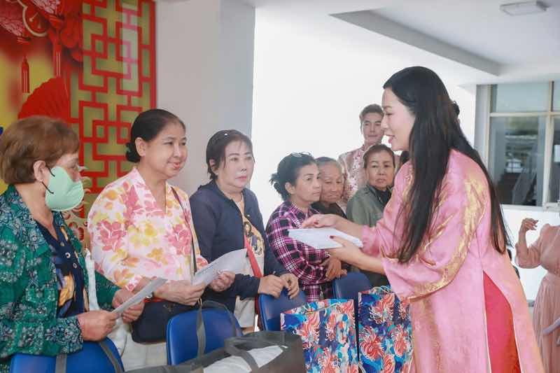 NSND Trịnh Kim Chi mang Tết ấm no cho nghệ sĩ c&oacute; ho&agrave;n cảnh kh&oacute; khăn
