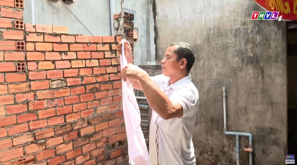 Cha già hơn 80 tuổi bật khóc khi để con trai U50 bị khiếm thị bươn chải tiếm tiền