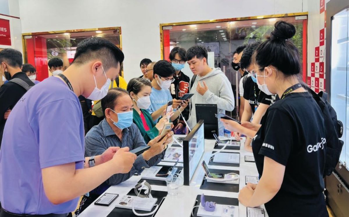Điện thoại Samsung giảm đến 10,2 triệu đồng, Galaxy Z Flip5 chỉ còn 15,39 triệu đồng, trả trước 0 đồng, tặng thêm đến 4 triệu đồng khi thu cũ - lên đời