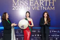 Thí sinh Miss Earth 2023 hào hứng khi đội nón lá Việt Nam