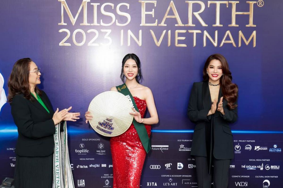 Thí sinh Miss Earth 2023 hào hứng khi đội nón lá Việt Nam