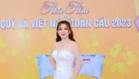 Á hậu Trần Thụy Thanh Nhã trao danh hiệu cho người kế nhiệm tại Chung kết Hoa hậu Quý bà Việt Nam Toàn cầu 2023