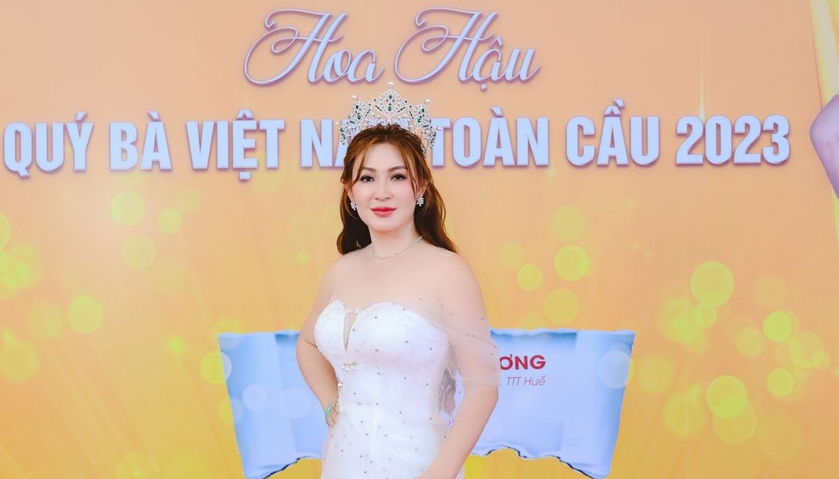 Á hậu Trần Thụy Thanh Nhã trao danh hiệu cho người kế nhiệm tại Chung kết Hoa hậu Quý bà Việt Nam Toàn cầu 2023