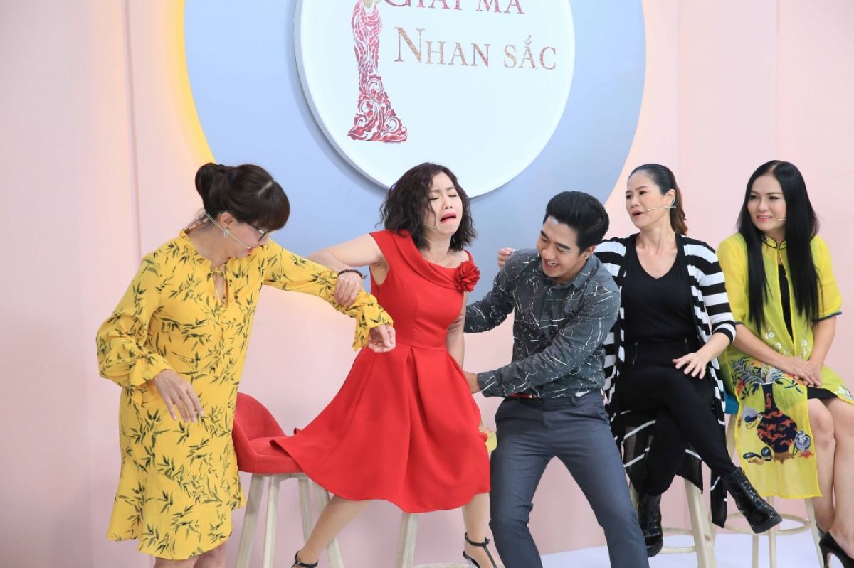 Phương Dung, Ôn Bích Hằng, Đào Vân Anh và Kim Huyền rủ nhau đi 'Giải mã nhan sắc'