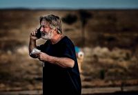 Alec Baldwin suy sụp sau khi vô tình bắn chết nhà quay phim Halyna Hutchins trên phim trường