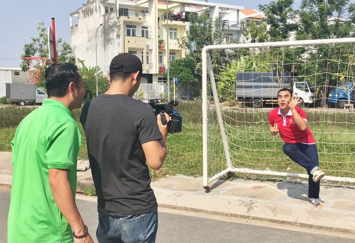 MC Quyền Linh mang dép tổ ong dẫn chương trình chuyên mục “Ghế Nóng” trên HTV9