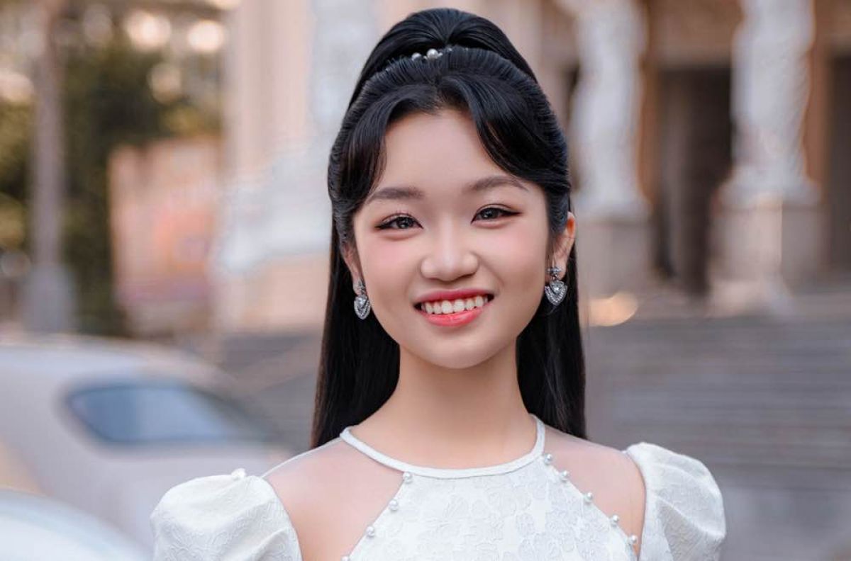 Nhìn ngắm mẫu nhí Minh Thư thướt tha với tà áo dài trắng cách tân