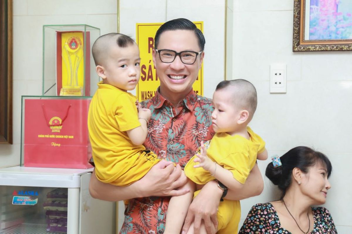 MC Anh Quân, ca sĩ Đoan Trường, Diễm Phương... cùng gia đình diễn viên Lý Hương thăm mái ấm Tâm Đức
