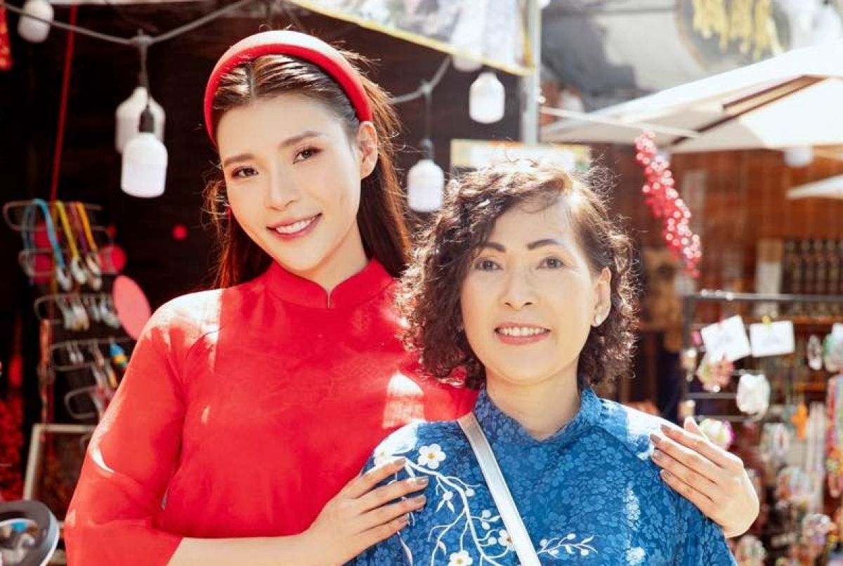 Thúy Diễm khoe mẹ ruột trong bộ ảnh du xuân cùng gia đình