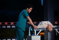 Quá phấn khích trước màn diễn xuất “không thể đỉnh hơn” của thí sinh Gương Mặt Điện Ảnh, Đạo diễn ATO chạy thẳng lên sân khấu để dành lời khen ngợi