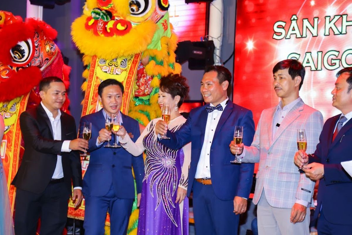 Đông đảo nghệ sĩ đến chúc mừng khai trương sân khấu Saigon Tonight