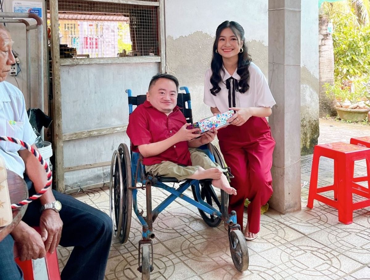 Hoa Hậu Môi trường Nguyễn Thanh Hà thăm nạn nhân chất độc da cam