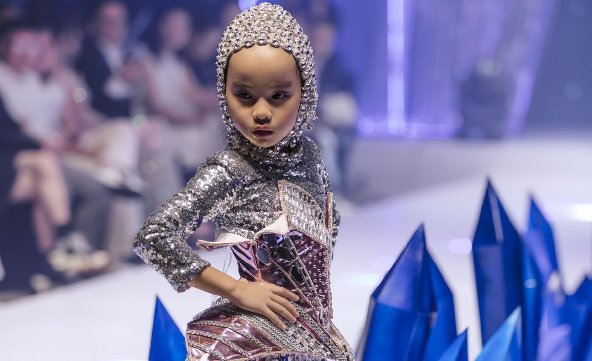 Mẫu nhí Diễm Châu khoe trình catwalk điêu luyện trong show Huỳnh Hữu Tài