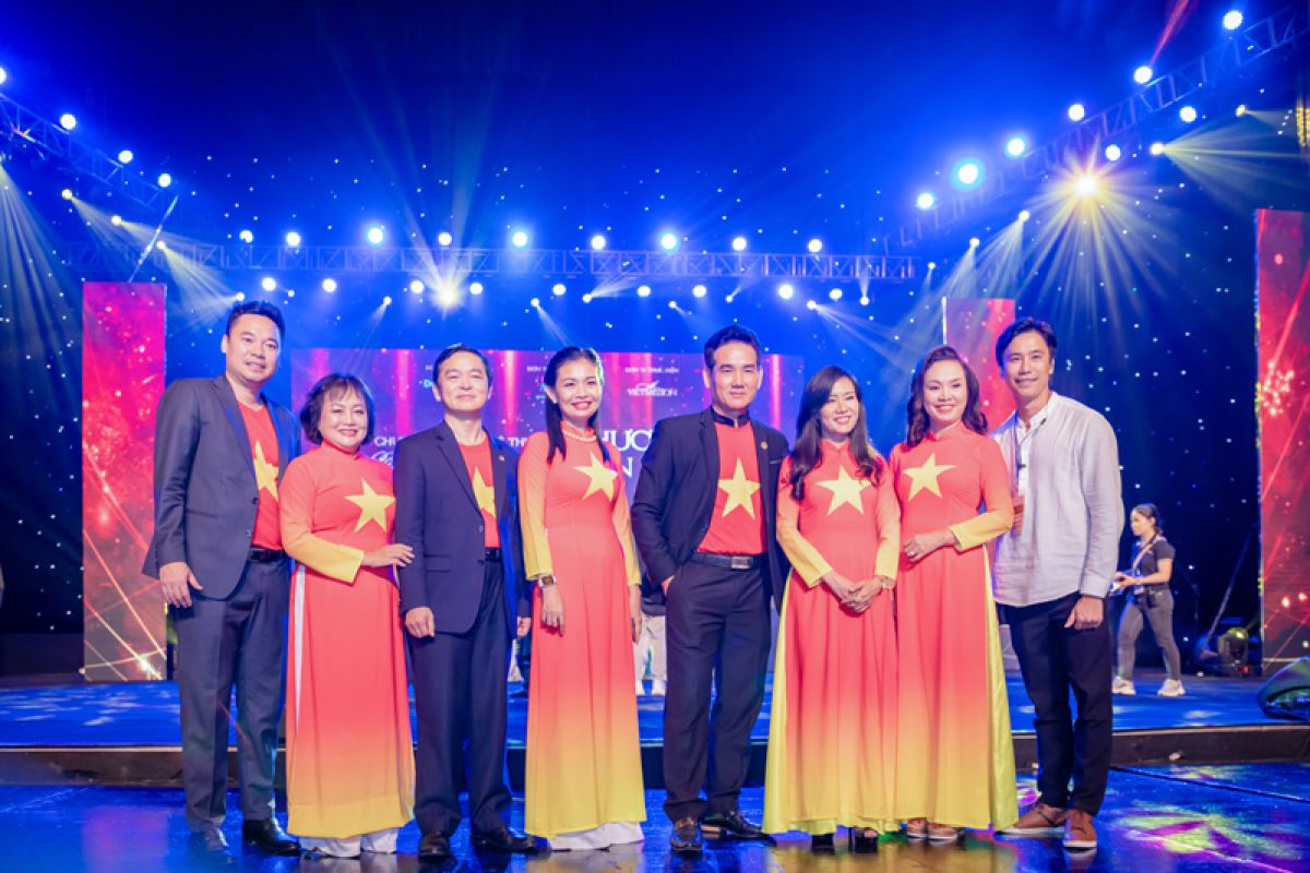 Đàm Vĩnh Hưng, Nguyên Vũ, Nguyễn Phi Hùng, Quốc Đại, Hà Vân, Vy Oanh cùng hội doanh nhân chung tay vì miền Trung