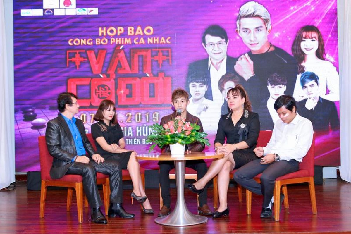 Hồ Gia Hùng nhận mẹ nuôi trong ngày Họp báo ra mắt Movie ca nhạc mới