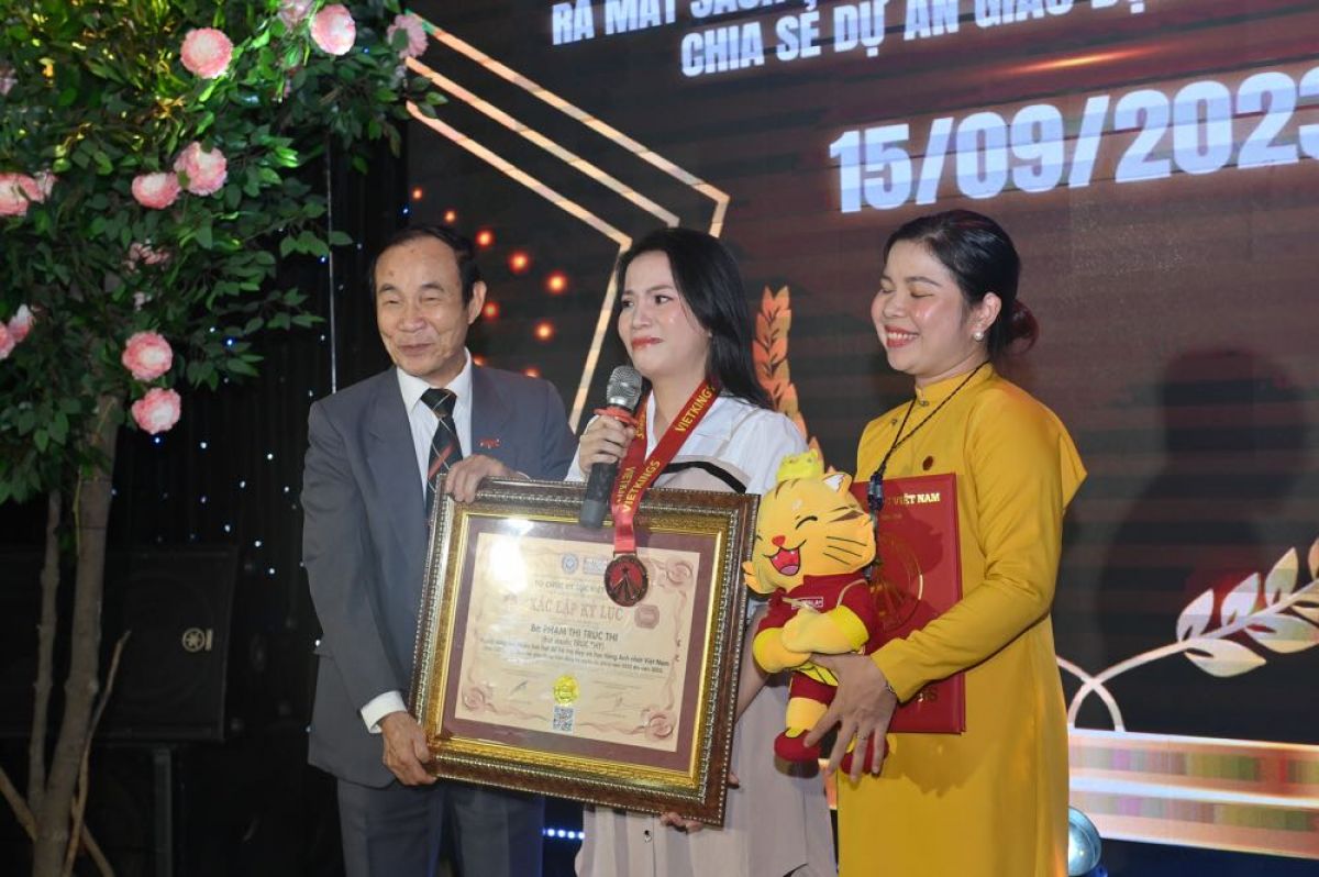 Nghệ sĩ - Giảng viên Trúc Thy xác lập Kỷ lục Việt Nam