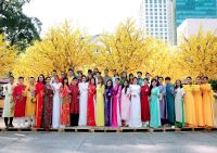 Hơn 300 nghệ sĩ Việt diện áo dài đón Tết tại Phố ông đồ