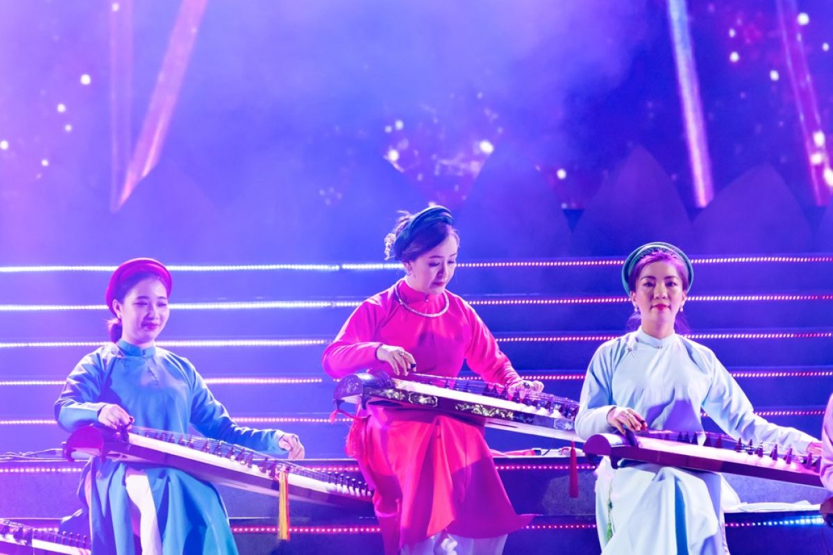 Tạ Minh Tâm, Thanh Lam, Tùng Dương, “O Sen” Ngọc Mai,... trình diễn đầy cảm xúc trong đêm nhạc mừng Phật đản